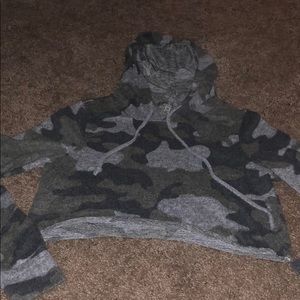 Cropped camo hoodie